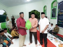 Peringati Nuzulul Quran, Pemkot Ternate Serahkan Sembako ke Warga Hiri