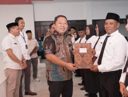 Serahkan SK PPPK, Sekkot Ternate Ingatkan Pegawai tak Ajukan Pindah Tugas