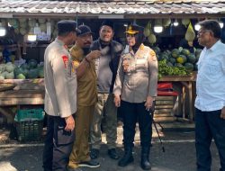 Petugas Gabungan Tertibkan Lapak Pedagang Buah di Bahu Jalan