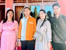 Kisah Amos Hulahi, Guru Honorer Puluhan Tahun yang Kuliahkan Anak hingga Jadi Dosen