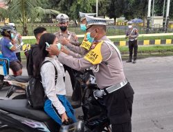 Abu Vulkanik Gunung Dukono Meningkat, Polres Halut Bagi-bagi Masker
