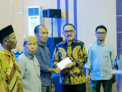 Imam dan Pendeta di Halmahera Barat Terima Insentif, Bupati Tekankan Kolaborasi 