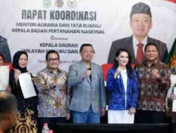 Menteri Nusron Serahkan 52 Sertifikat Tanah di Maluku Utara