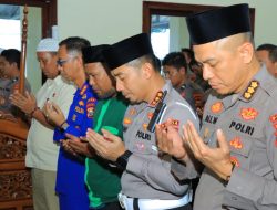 Polda Maluku Utara Salat Gaib untuk Affan dan Serahkan Sembako ke Komunitas Ojol