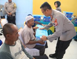 HUT Lantas Bhayangkara, Kapolda Maluku Utara Turun Langsung Bagikan Sembako ke Warga