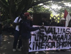 Demo di DPRD Malut, Massa Desak Evaluasi Tunjangan dan Transparansi Anggaran