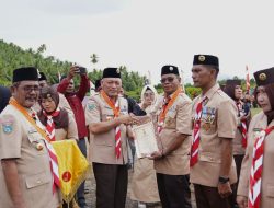 Apel Besar Hari Pramuka ke-64: Wagub Sarbin Serahkan Penghargaan kepada Anggota Berprestasi