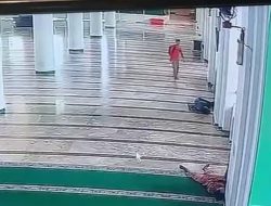 Terekam CCTV, Polisi Buru Pelaku Pencuri Handphone di Masjid Raya Al-Munawwar Ternate