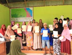 Warga Dua Desa di Kao Teluk Terima Sertifikat Tanah