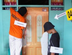 Tersangka Peragakan Aksi Pencurian Belasan Handphone di Ternate