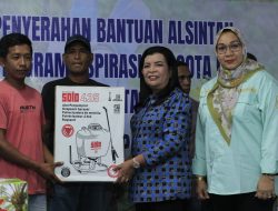 Tingkatkan Kesejahteraan Petani, Merry Popala Serahkan Ratusan Alsintan di Halmahera Barat