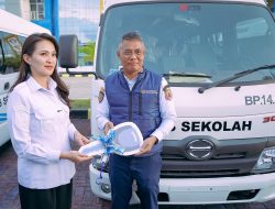 Tingkatkan Optimalisasi Transportasi Pelajar, Gubernur Sherly Serahkan 5 Bus Sekolah