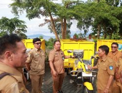 Sekkot Rizal Serahkan Tujuh Unit Armada Sampah di Ternate Barat
