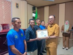 Perkuat Profesionalisme Sepak Bola, KONI-Askab PSSI Halbar Serahkan Lisensi Wasit dan Pelatih