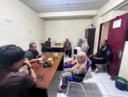 Jaga Ketertiban, Satpol PP Ternate Tertibkan Anak Penjual Kue di Lampu Merah