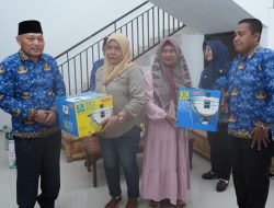 Wagub Maluku Utara Salurkan Bantuan Alat Usaha bagi 17 Pelaku UKM