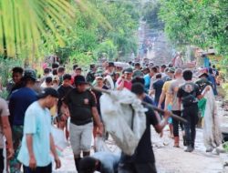 Tim Satgas Bersihkan Material Banjir di Halmahera Utara 