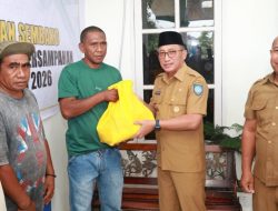 Pemkot Ternate Bagikan Paket Sembako ke Ratusan Petugas Kebersihan 