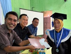 Sekda Halmahera Timur Hadiri Wisuda Lansia, Dorong Warga Tetap Sehat dan Produktif 