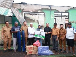 Sekda Ternate Serahkan Bantuan untuk Warga Terdampak Banjir-Kebakaran