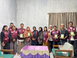 Mahasiswa KKSD UMMU Bagikan Alquran dan Iqro di Dusun Paceda