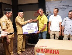 Dorong Produktivitas Nelayan, Wagub Malut Serahkan Mesin hingga Dokumen Legalitas