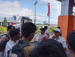 Mahasiswa Protes Kenaikan Biaya Sewa untuk Pedagang Bandara Sultan Baabullah 