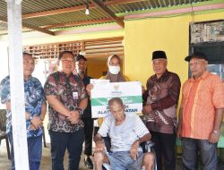Sekkot Ternate Serahkan Bantuan Kursi Roda dan Uang Tunai ke Warga