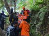 Jatuh Sakit di Gunung Gamalama, Pendaki Perempuan Dievakuasi Pakai Tandu