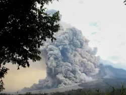 Empat Gunung Api Erupsi Bersamaan, Penerbangan Ternate-Jakarta Ditunda