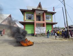Tolak Penjabat Kades, Warga di Halmahera Barat Palang Kantor Desa