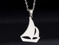Kalung dengan Liontin Berbentuk Perahu